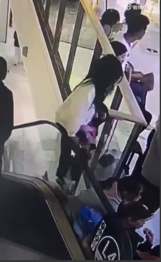 11月16日，济宁万象汇商场一名女孩从四楼坠落，不幸身亡