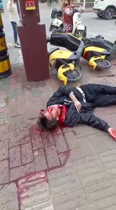 11月23号 湖南 永州江华县 一名男子当街被一刀封喉