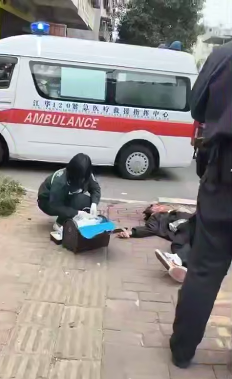 11月23号 湖南 永州江华县 一名男子当街被一刀封喉  第2张