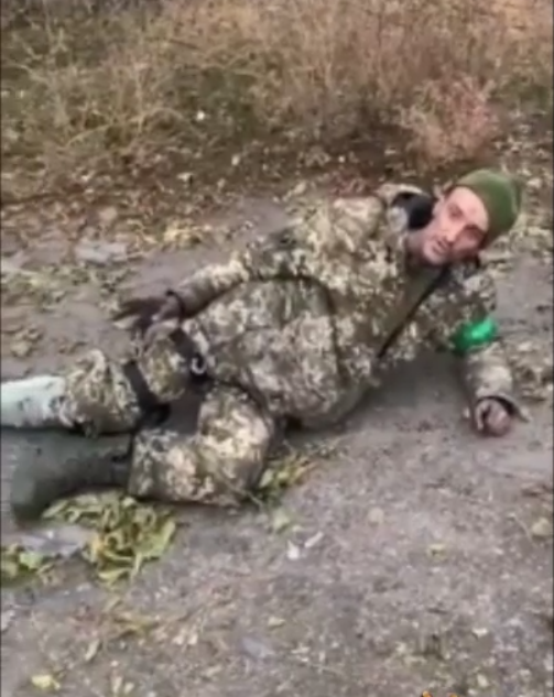 俄乌战争 一雇佣兵被问完问题后直接枪决