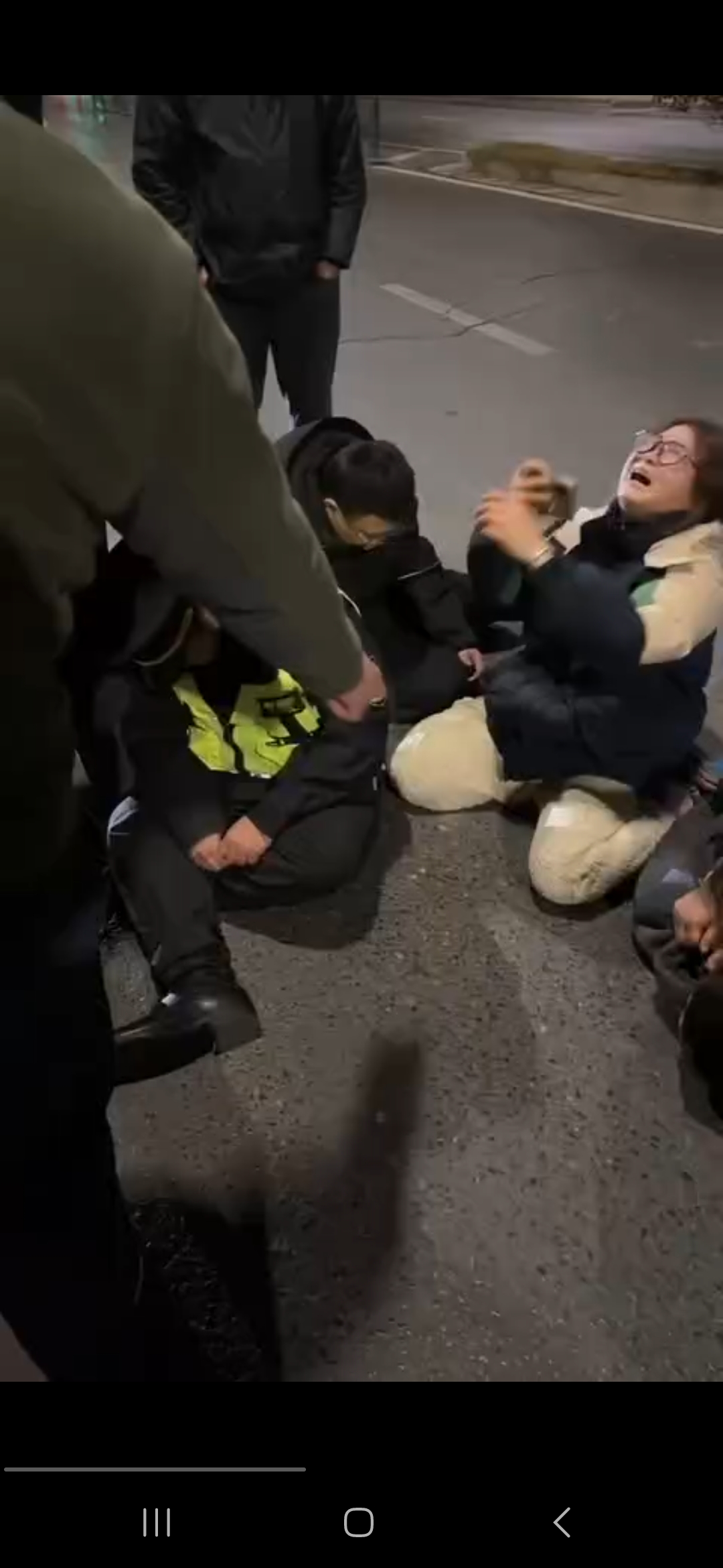 河南郑州 交警执法时 一男子跳桥轻生  第2张