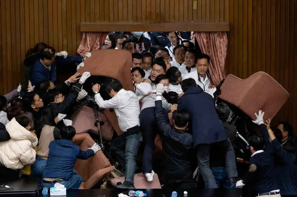 台湾立法大会爆发激烈冲突  第2张
