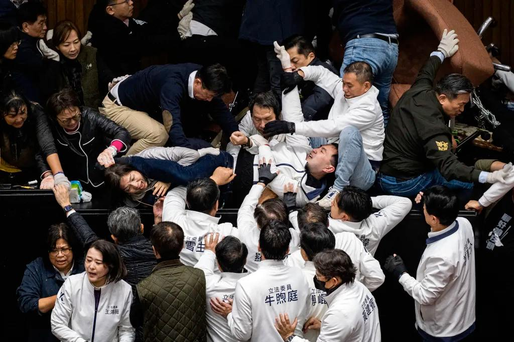 台湾立法大会爆发激烈冲突  第3张