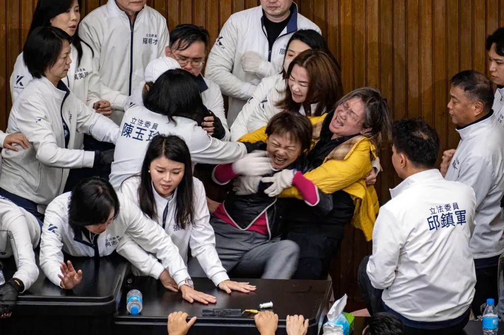 台湾立法大会爆发激烈冲突  第4张