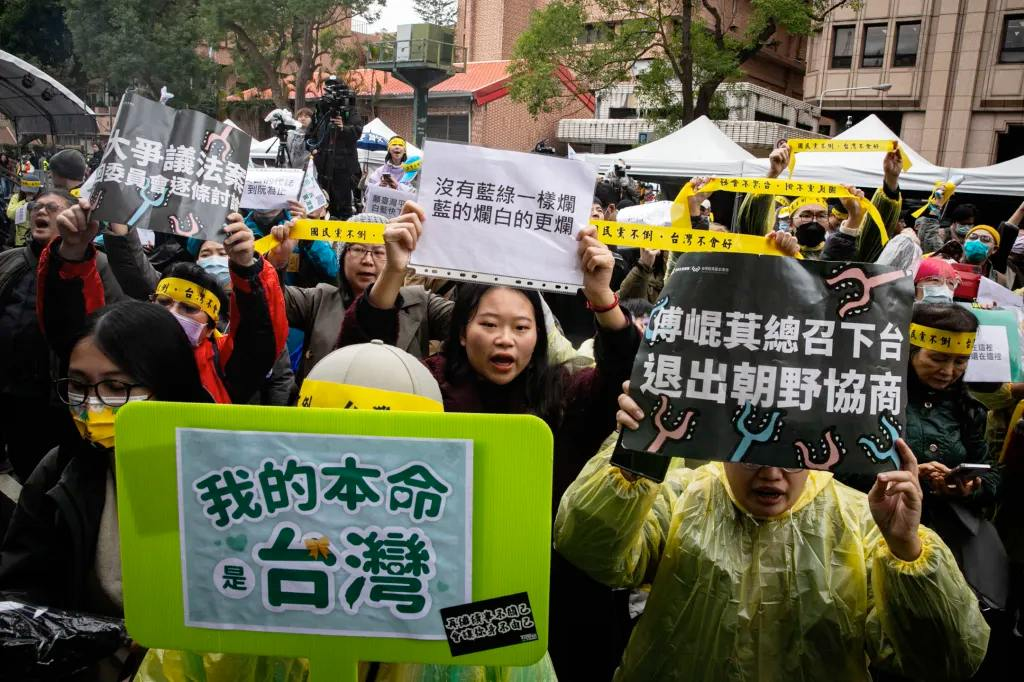 台湾立法大会爆发激烈冲突  第6张