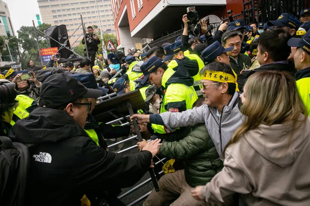 台湾立法大会爆发激烈冲突  第7张