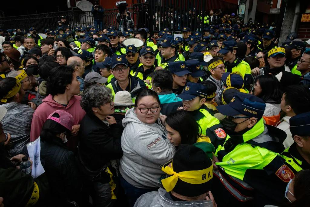 台湾立法大会爆发激烈冲突  第8张